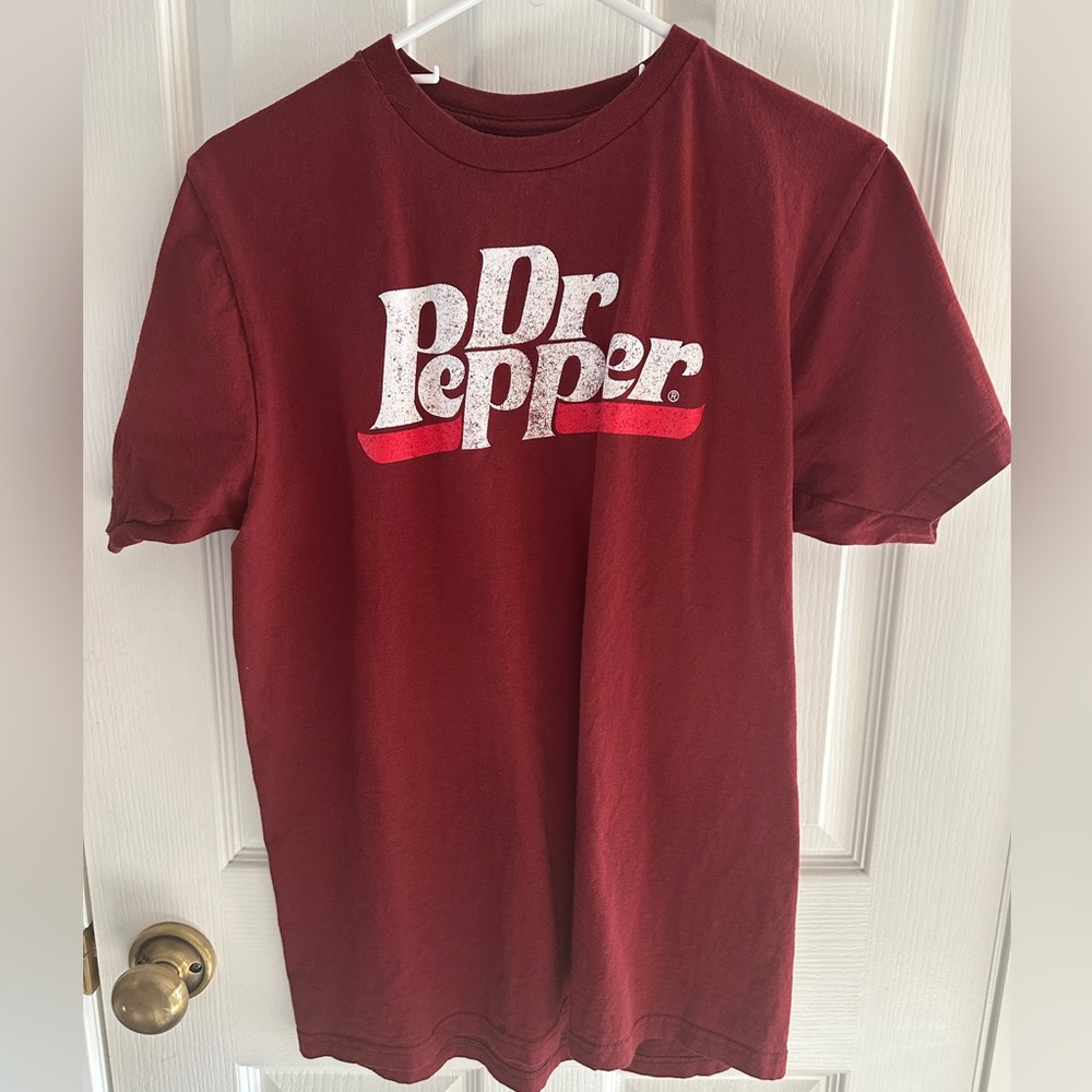 Dr. Pepper Mens Dark Maroon T-Shirt
Short Sleeve
Basic Tee 
Crew Neck
Size Large